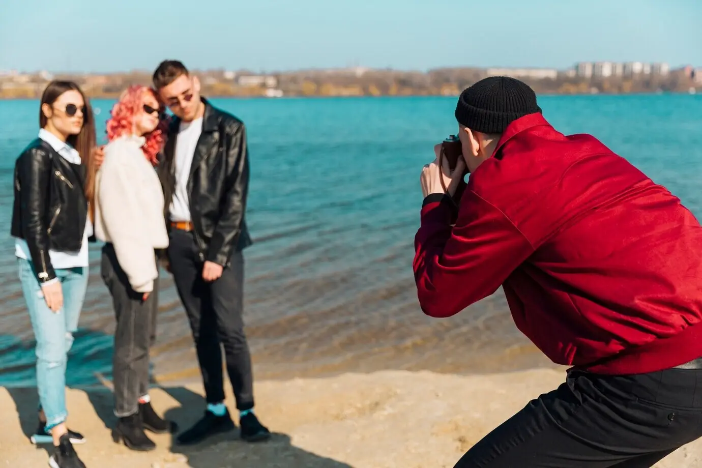 Ein Mann macht ein Foto von jungen Leuten
