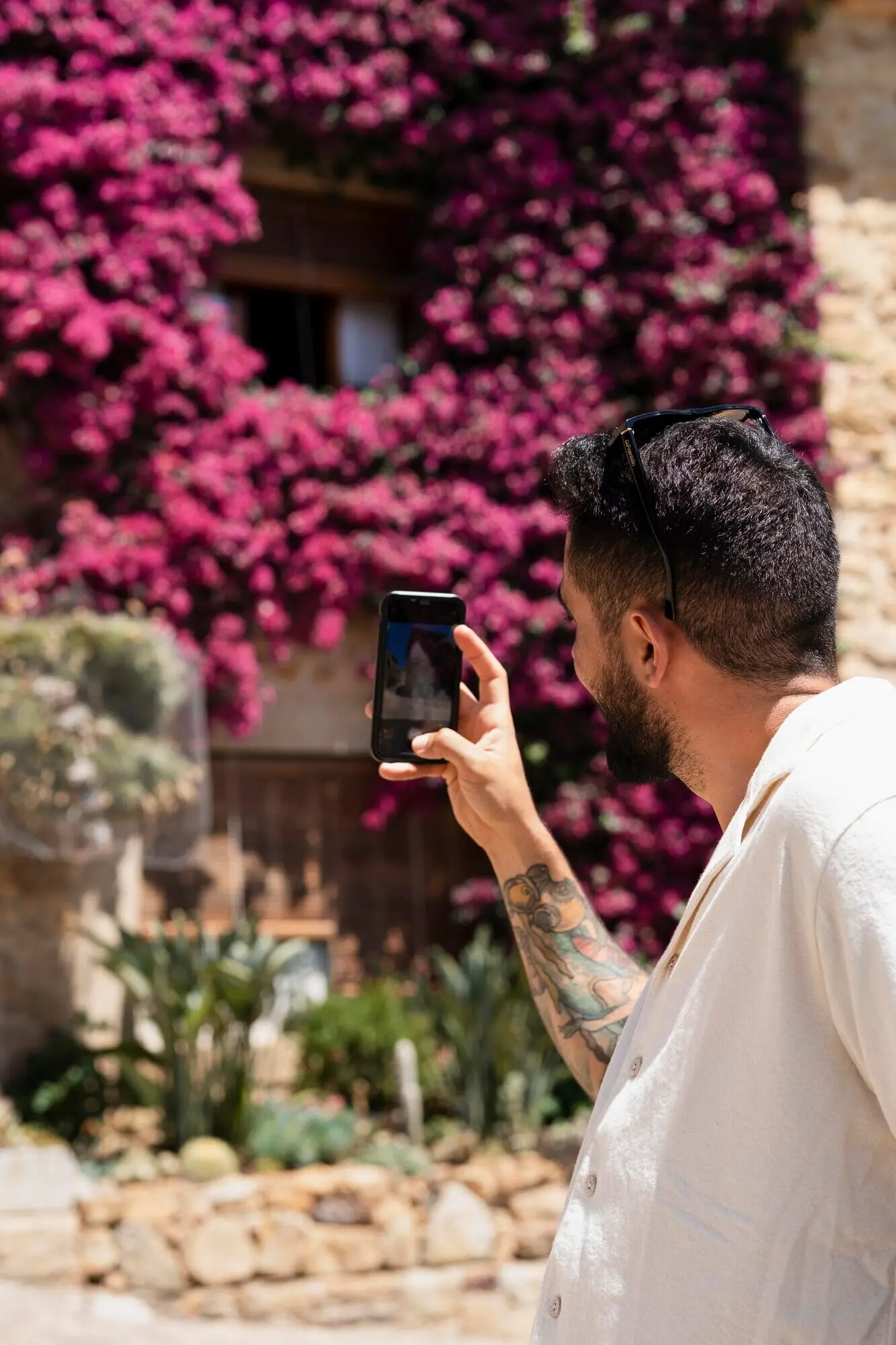 Nahaufnahme eines Mannes, der Fotos macht.